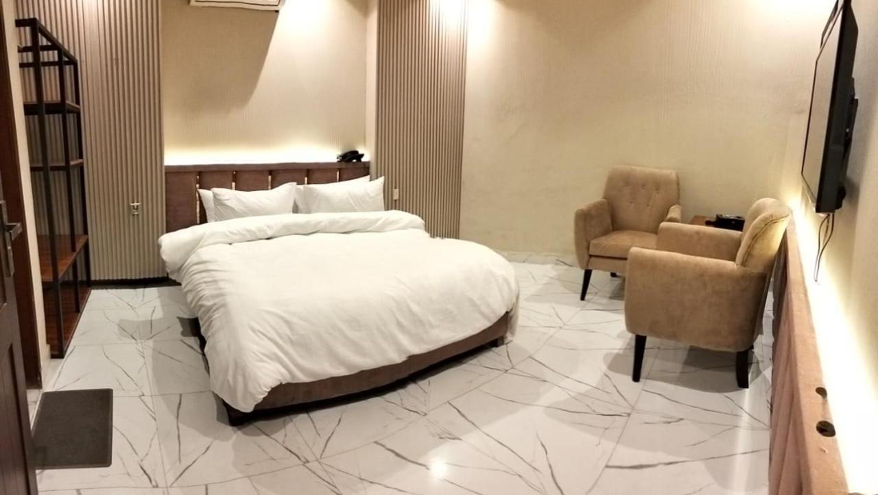 Shelton Boulevard Hotel ラホール エクステリア 写真
