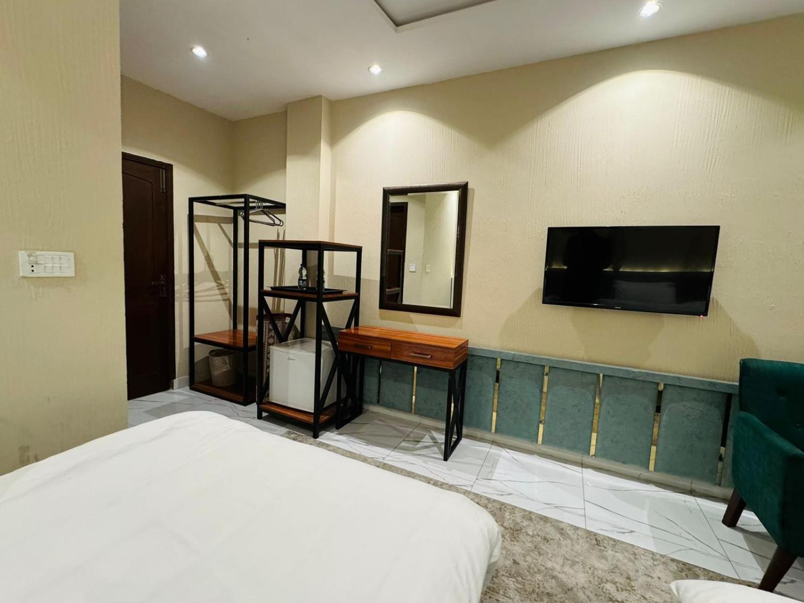 Shelton Boulevard Hotel ラホール エクステリア 写真