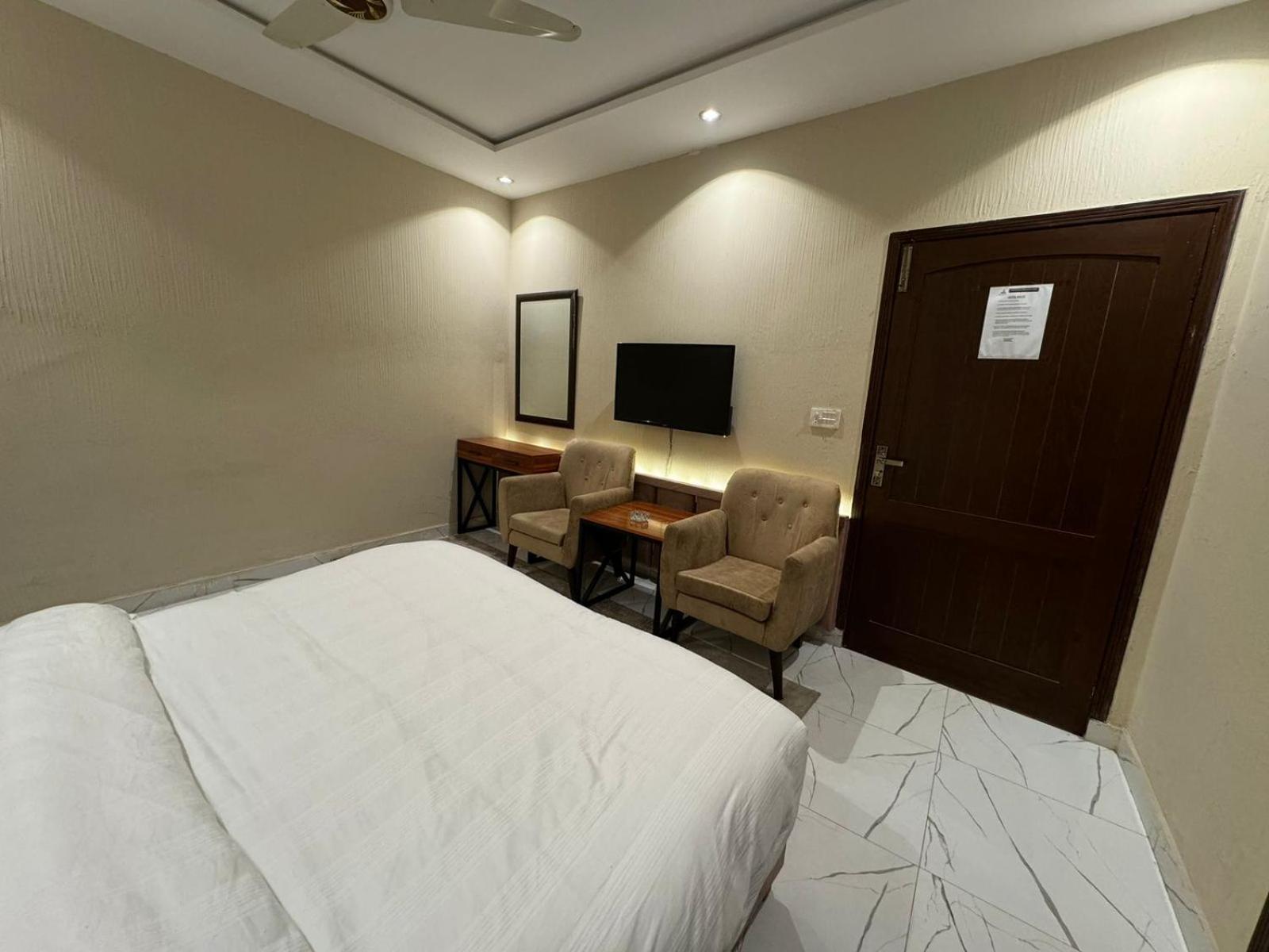 Shelton Boulevard Hotel ラホール エクステリア 写真